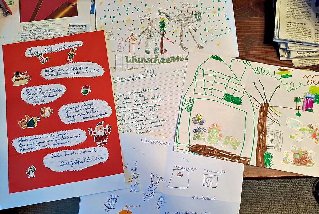 Wunschzettel der Kinder an den Weihnachtsmann.