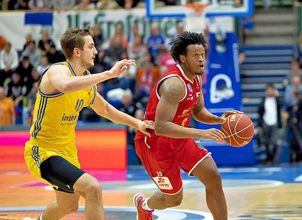 Stephon Jelks (r.) punktet für den MBC am besten.