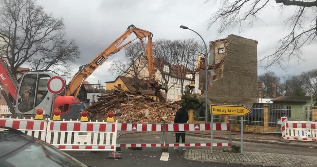 Vom Haus Kalktor 1 in Zeitz ist fast nichts mehr zu sehen. Am Montagnachmittag war der Abriss soweit fortgeschritten, dass nur eine Seitenwand stand.