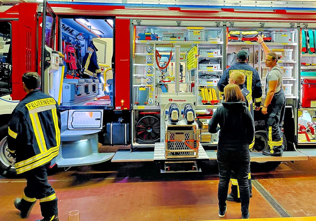 Die Kameraden in Muldenstein nahmen ihr neues Löschgruppenfahrzeug schon einmal genauer unter die Lupe.