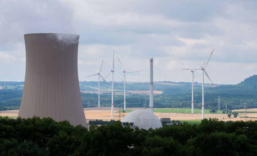 Dampf steigt aus den Kühltürmen des Atomkraftwerk (AKW) Grohnde im Landkreis Hameln-Pyrmont auf.