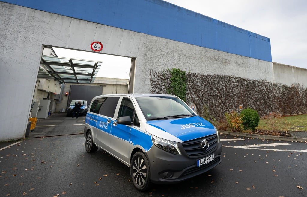 Ein vollelektronischer Gefangenentransporter fährt nach der Übergabe aus der Justizvollzugsanstalt Dresden - Hammerweg.