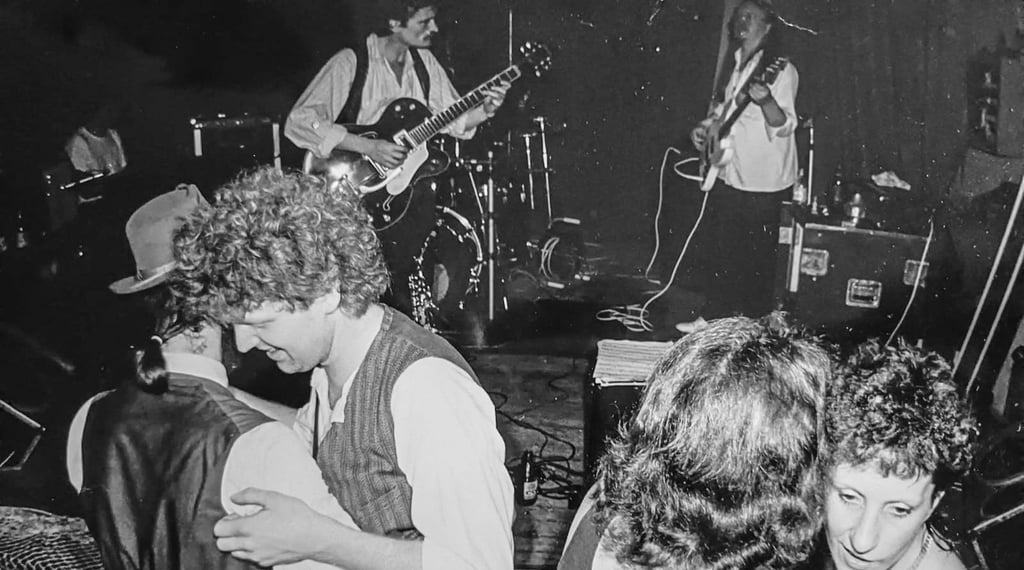 Es sind erstaunlich wenige Fotos von den DDR-Jugendtanzveranstaltungen überliefert. Rolf und Edith Bärthel besitzen kein einziges aus dem Prießnitzer Saal. Im Fundus fand sich aber eine 1987 oder 1988 von Rolf A. Goethe gemachte Aufnahme aus dem Jugendklubhaus Apolda, die die Atmosphäre sehr greifbar spiegelt.