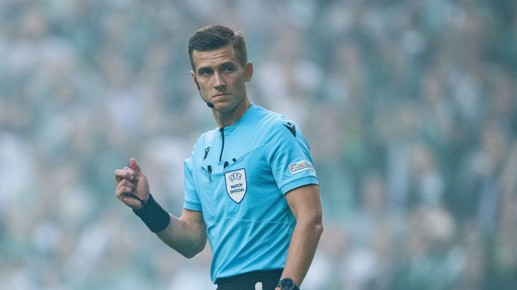 Schiedsrichter Manfredas Lukjancukas aus Litauen pfeift bei RB Leipzig gegen Young Boys Bern sein erstes Spiel in der Champions League.