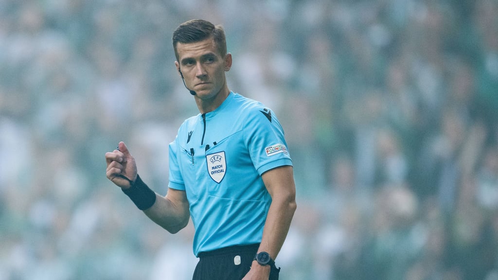 Schiedsrichter Manfredas Lukjancukas aus Litauen pfeift bei RB Leipzig gegen Young Boys Bern sein erstes Spiel in der Champions League.