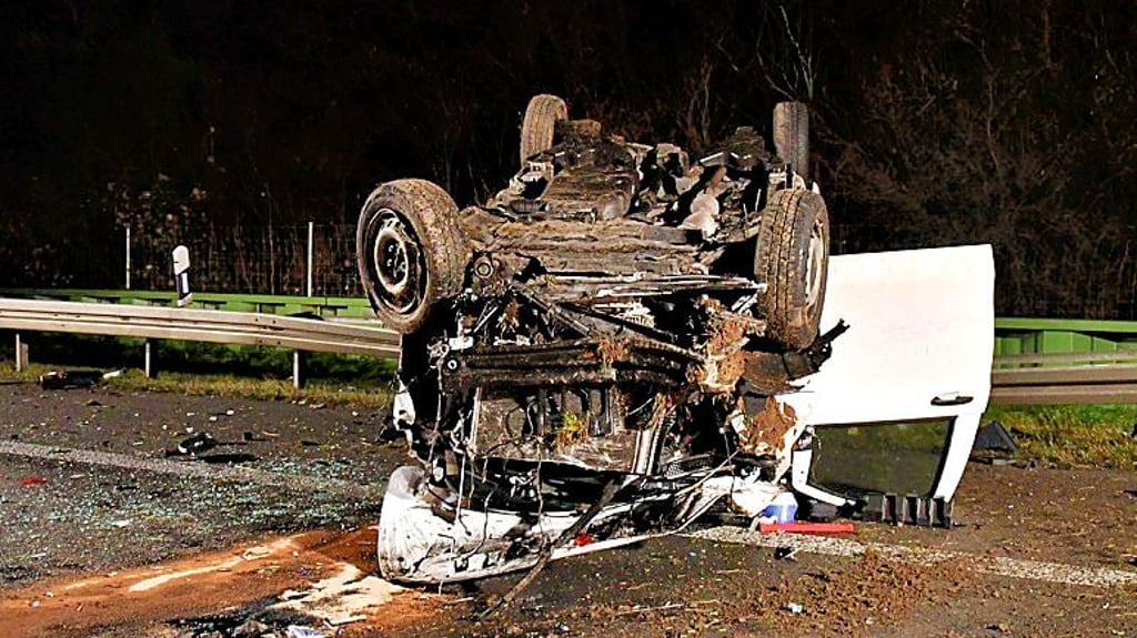 Schwerer Autobahnunfall: Ein Kleintransporter bleibt nach einem Unfall auf der A9 bei Vockerode auf dem Dach liegen.