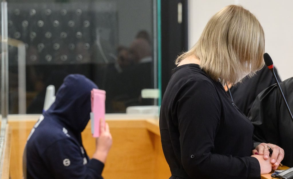 Die angeklagte Mutter und ihr Lebensgefährte warten im Gerichtsaal.