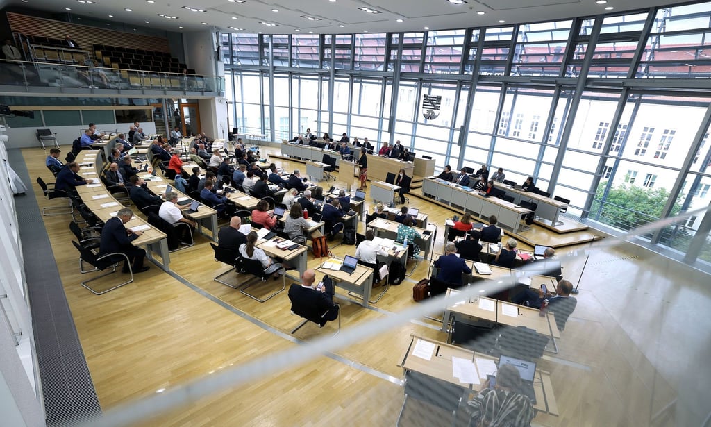 Abgeordnete sitzen während der Landtagssitzung im Plenarsaal.