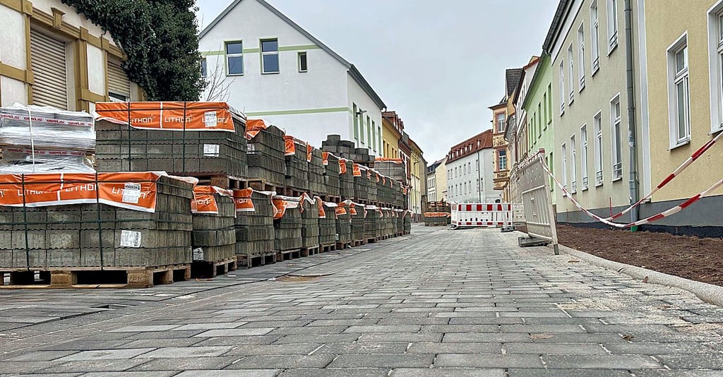 Erst verlegt, muss das Pflaster in der Grünstraße in Burg nun wieder komplett aufgenommen werden.