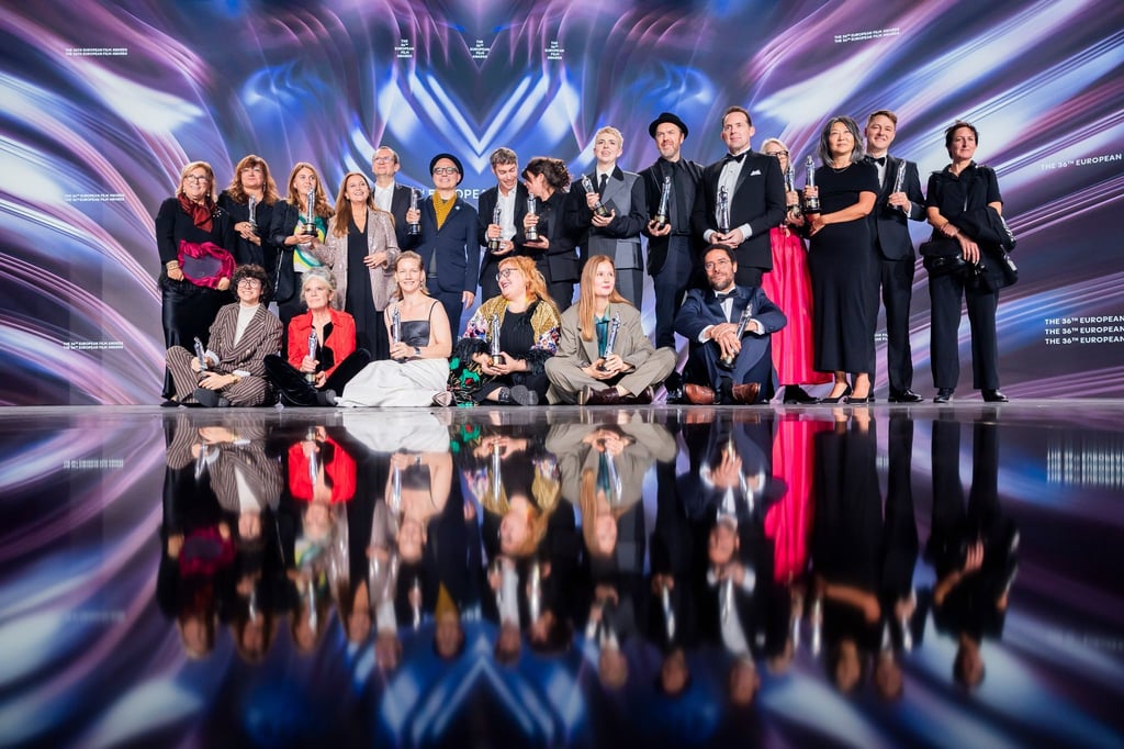 Die Preisträger des Europäischen Filmpreises versammeln sich am Ende der Verleihung für ein Gruppenbild auf der Bühne.
