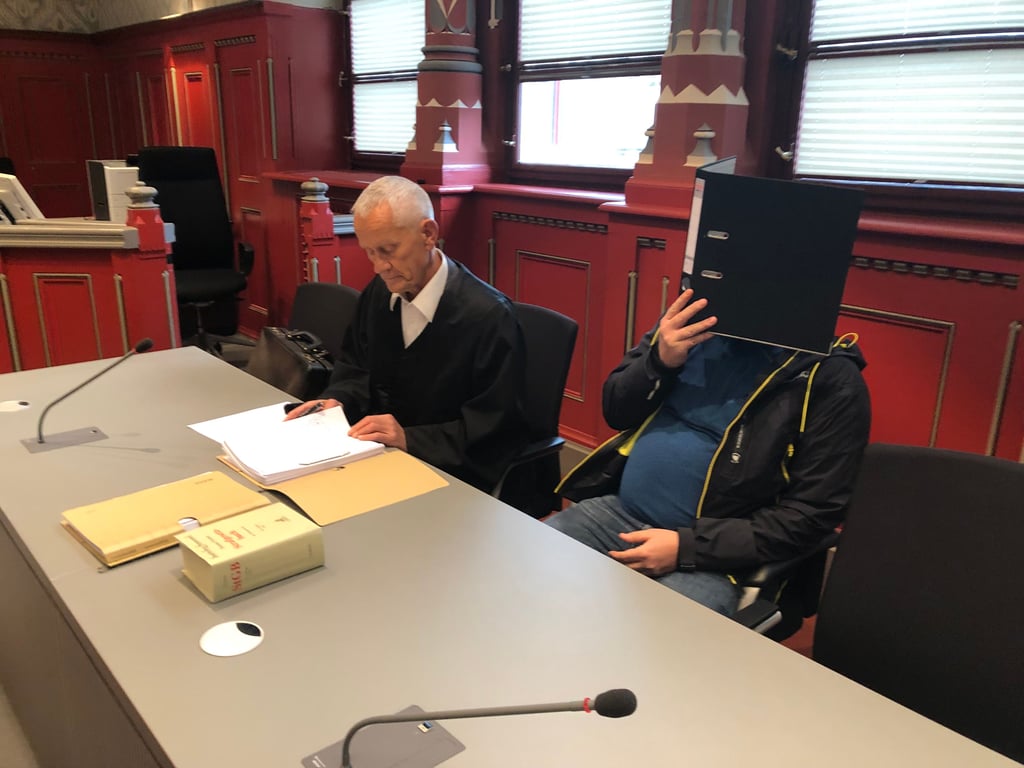 Ein Mediziner aus Halle stand wegen sexuellem Missbrauch und Gewalt vor Gericht. Rechtsanwalt Volker Junge (links) verteidigte den angeklagten Arzt, hier beim Prozessauftakt.