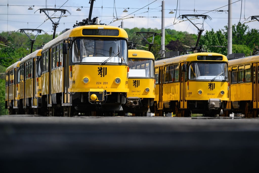 Tatra-Straßenbahnen vom Typ T4D-MT aus dem Baujahr 1974.