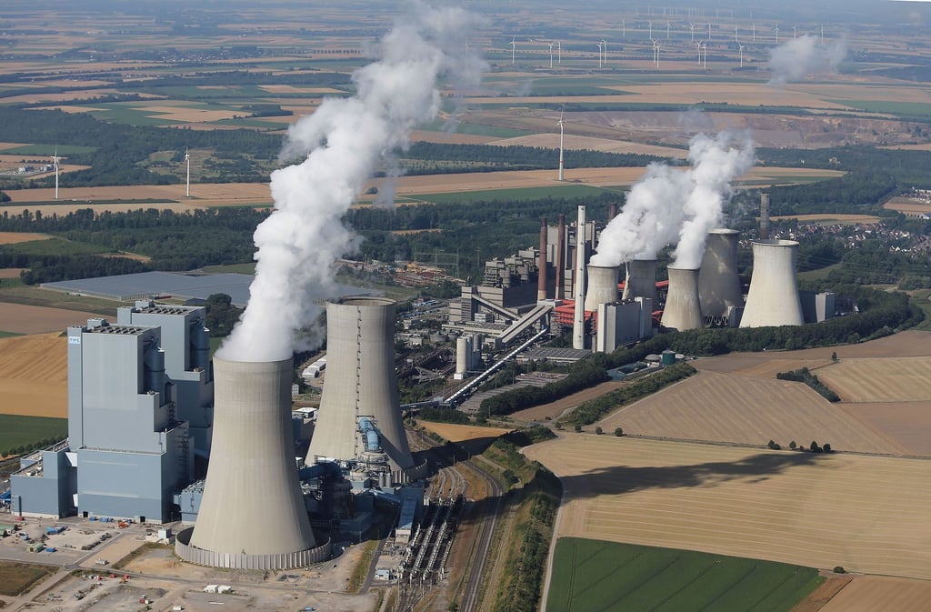 Das RWE-Braunkohlekraftwerk Neurath I und II in Grevenbroich-Neurath.