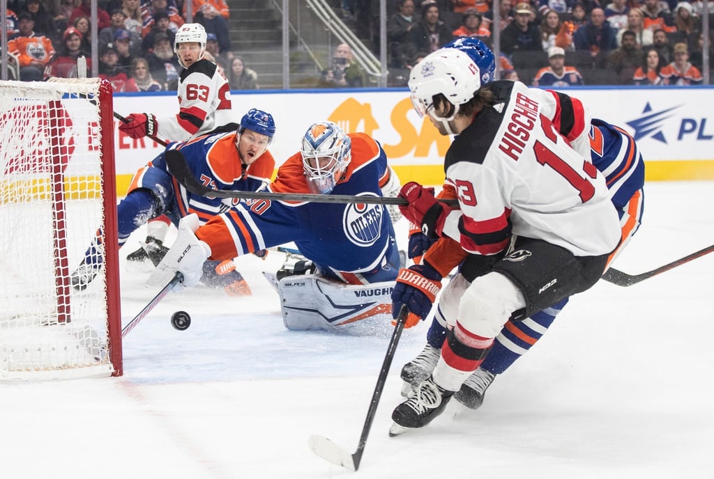 Nico Hischier (13) von den New Jersey Devils wird von Calvin Pickard (30) im Tor der Edmonton Oilers gestoppt.