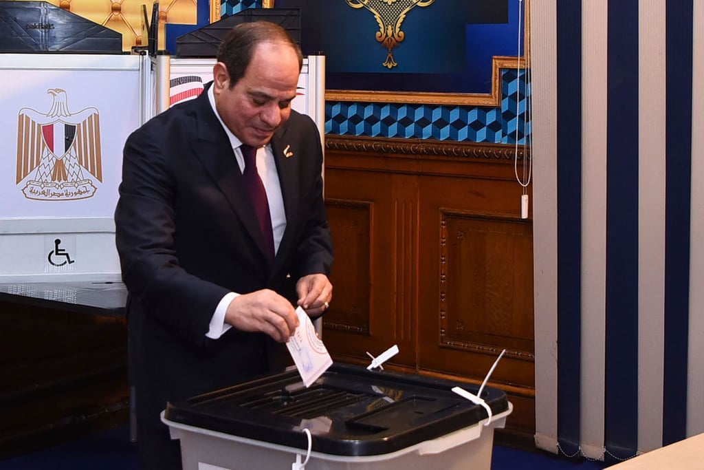 Präsident Abdel Fattah al-Sisi gibt in einem Wahllokal in Kairo seine Stimme ab.