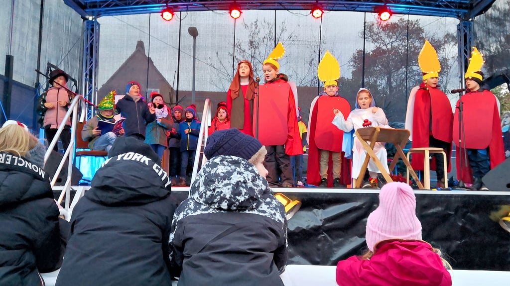 Die Klasse 3c der Grundschule „Erich Kästner“ führt ein Musical über die Adventskerzen auf, das die Zuschauer in seinen Bann zieht.