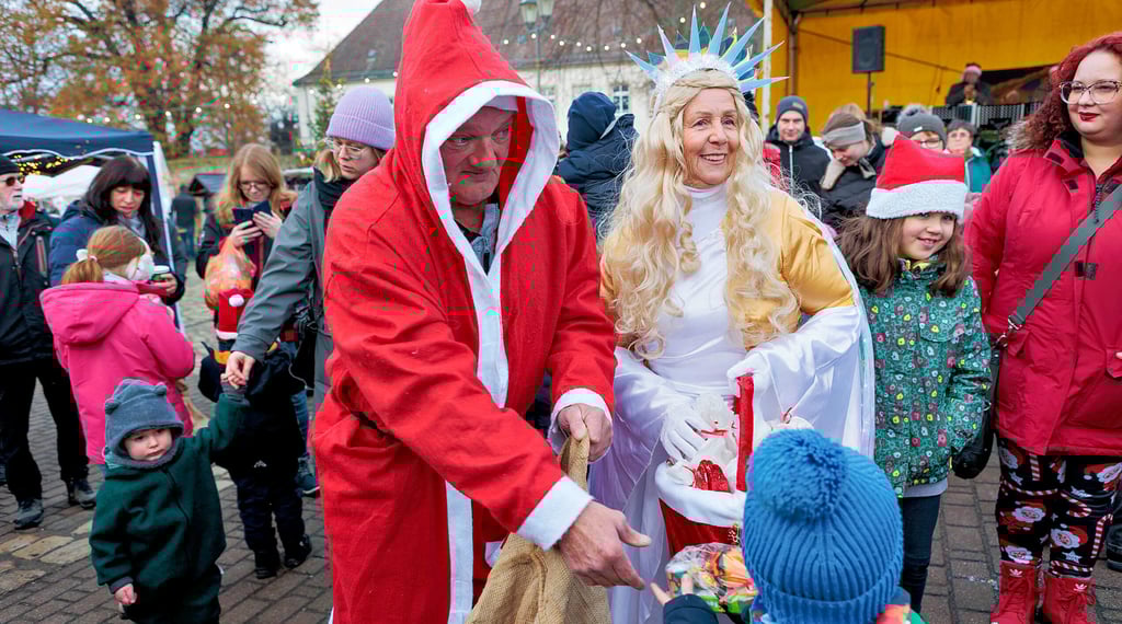 In Osterfeld wurde Burgweihnacht gefeiert. Natürlich kam am Samstagnachmittag auch der Weihnachtsmann auf den Markt.