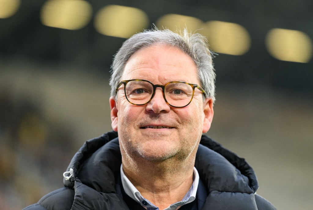 Hermann Winkler, DFB-Vizepräsident, steht im Stadion.