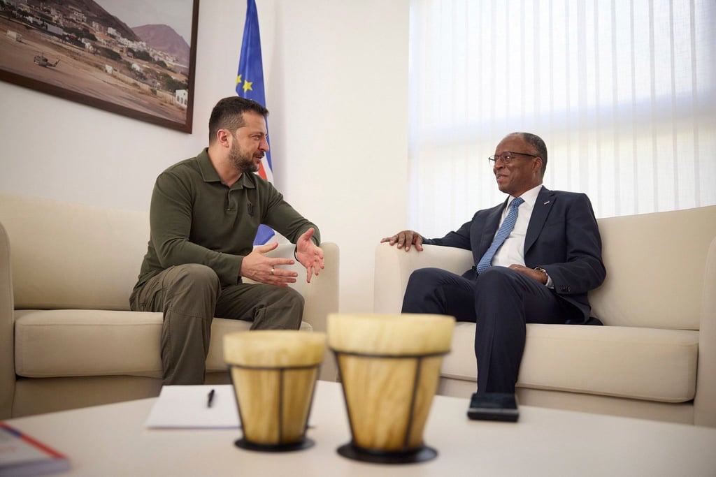 Der ukrainische Präsident Wolodymyr Selenskyj (l.) trifft in Praia den kapverdischen Premierminister Ulisses Correia e Silva.