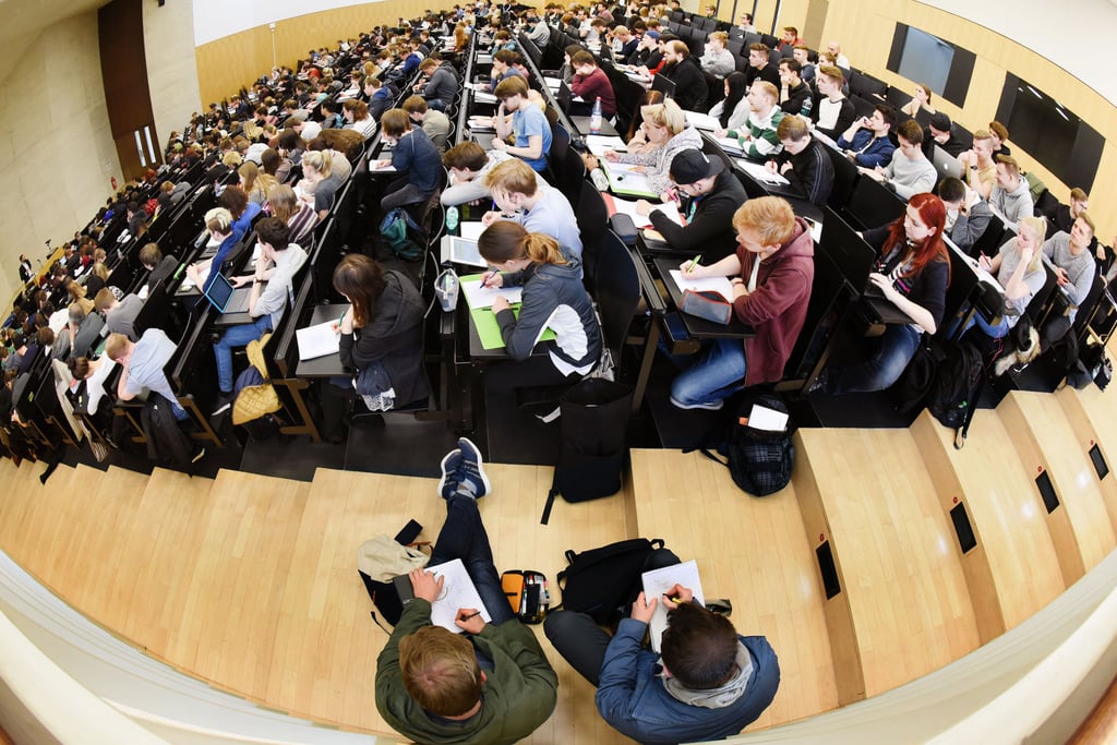 Studenten im Audimax der Universität Halle: Landesweit stehen derzeit 1200 Erstsemesterplätze zur Verfügung.