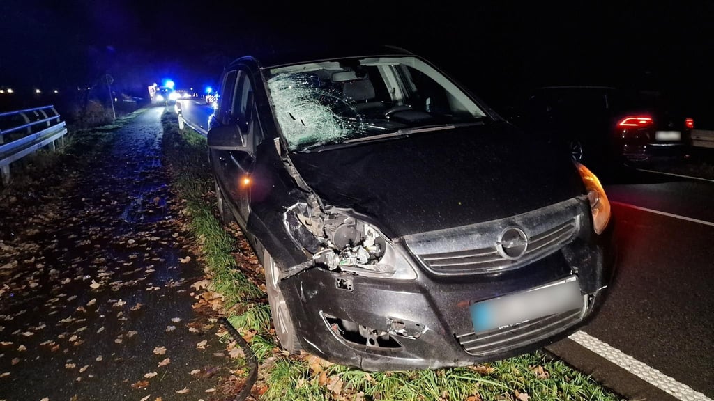 Die Scheibe eines Fahrzeuges ist beschädigt nach einem Unfall in Merzen.