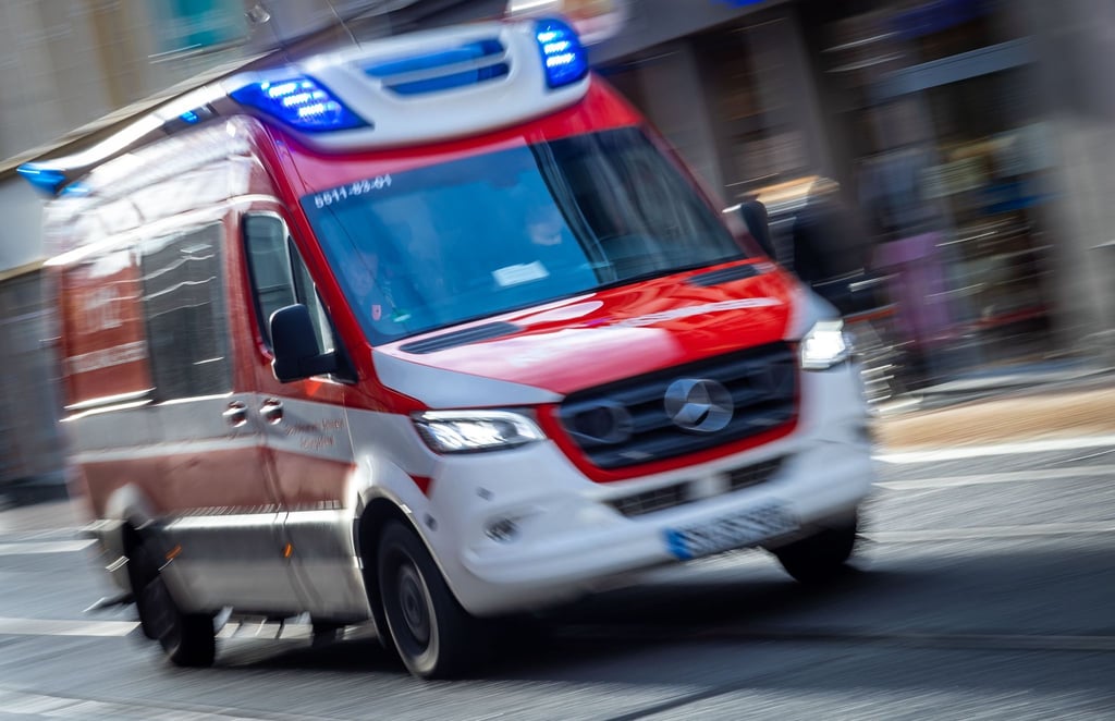 Ein Rettungswagen ist mit Blaulicht im Einsatz.