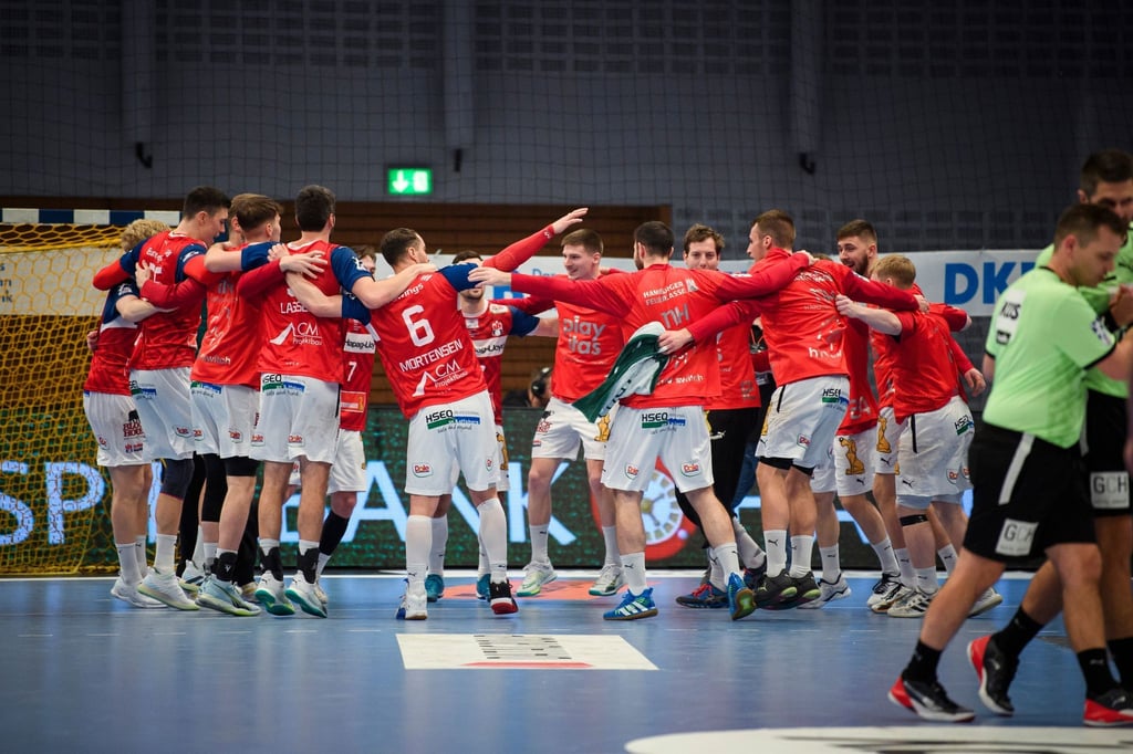 Hamburgs Spieler bejubeln den Sieg gegen Eisenach.