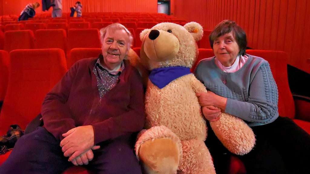 Matthias und Heidrun Uhde nehmen Teddy in die Mitte und schauen sich einen Film an.