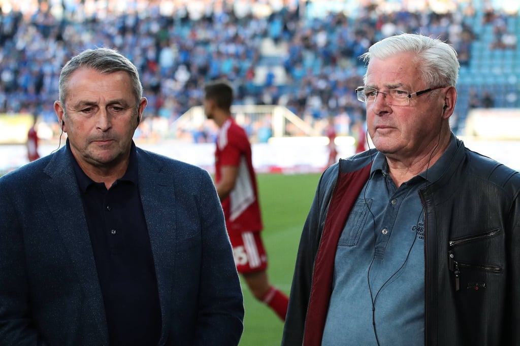 Klaus Allofs und Wolfgang Seguin beim Spiel des 1. FC Magdeburg gegen Fortuna Düsseldorf am 16. Juli 2022.
