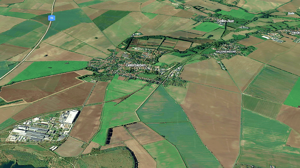 In der Gemarkung Gatersleben plant die Agragenossenschaft Hedersleben, westlich und südlich des Ortes Photovoltaik-Anlagen auf einer Fläche von insgesamt ca. 175 Hektar Ackerland zu errichten. Hier ein Screenshot der Google-Earth-Ansicht mit der A36 und Novelis links.