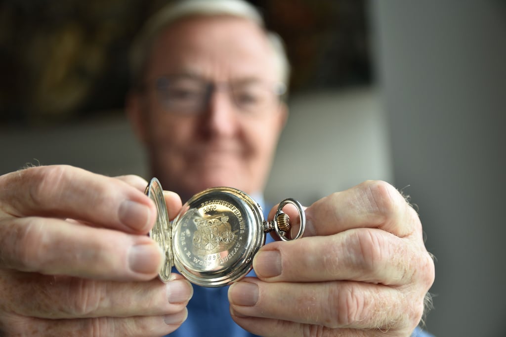Reinhard Schenkewitz zeigt die seltene Silberuhr, die als Präsent an einen Mitarbeiter von Buckau-Wolf ging.