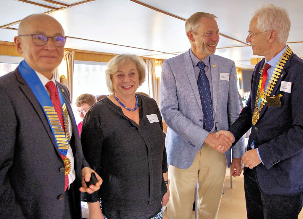 30 Jahre Rotary Club Jerichower Land: (von links) Präsident Paul Janowitz, seine Vorgängerin Marion Schnoor, Rainer Aumann und Governor Stefan Karnop.