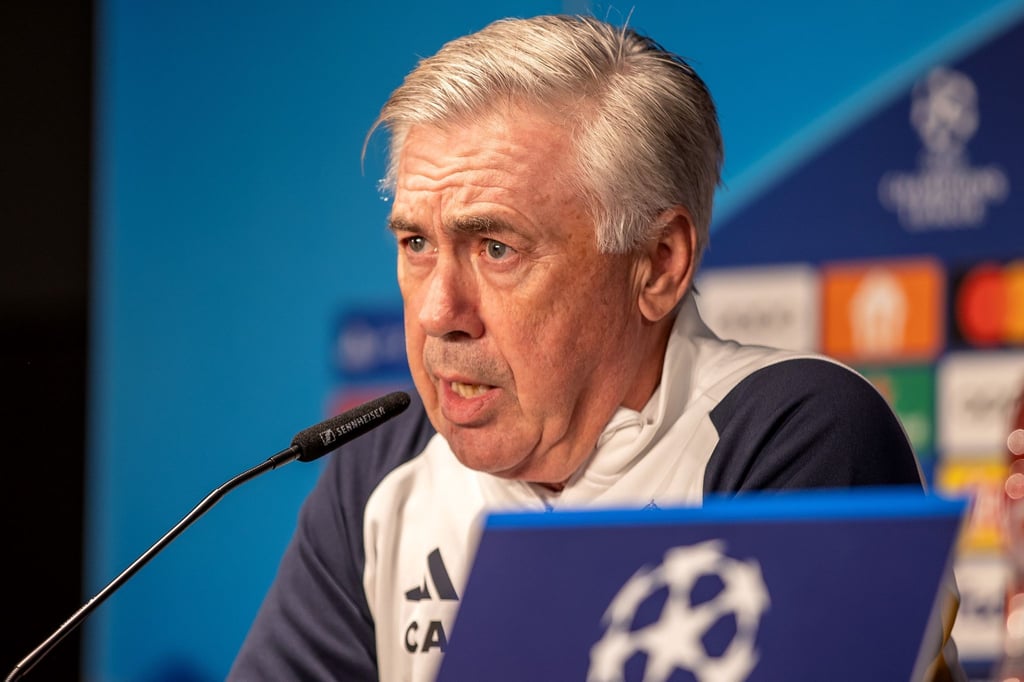 Trainer Carlo Ancelotti spricht zu den Anwesenden.
