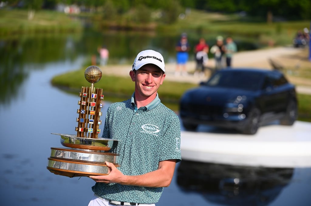 Gewinner Tom McKibbin mit der Trophäe.