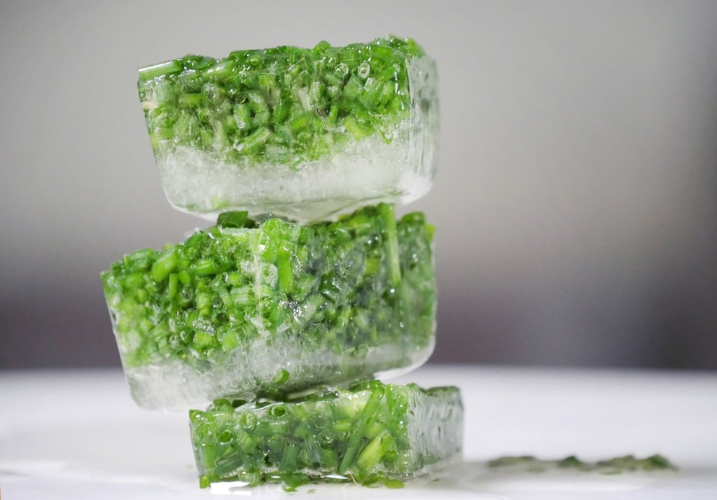 Petersilie und Schnittlauch werden klein geschnitten und kommen in ein Eiswürfelbehälter. Nur noch mit Wasser auffüllen und einfrieren.