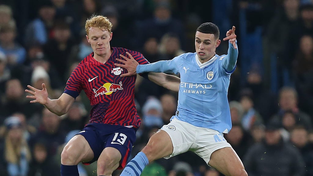 Phil Foden wird von RB-Neuzugang Nicolas Seiwald (l.) bedrängt.