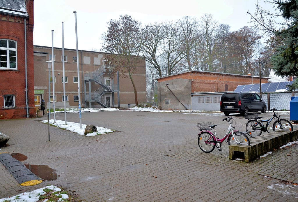 Ein möglicher Standort für einen Schulcontainer wäre gleich neben dem aktuell genutzten Gebäude.