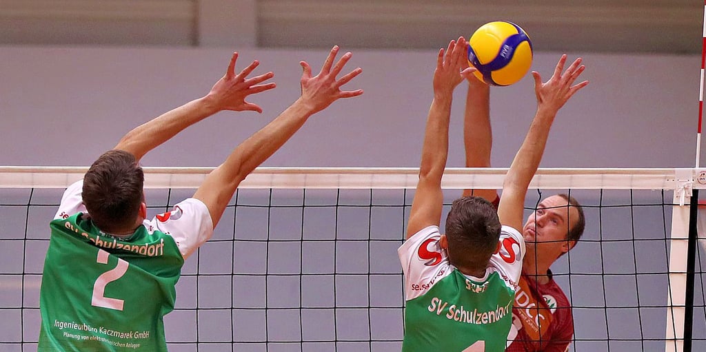 Spielt eine gute Saison mit dem USC Magdeburg: Lorenz Teege (r.), hier gegen Schulzendorfs Christian Oehmichen und Nils Kraege.