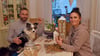 Torsten Gläßer und Jessica Spyra bei den Vorbereitungen für das Weihnachtsessen an Heiligabend. Therapie-Hund Shep ist immer mit dabei.  