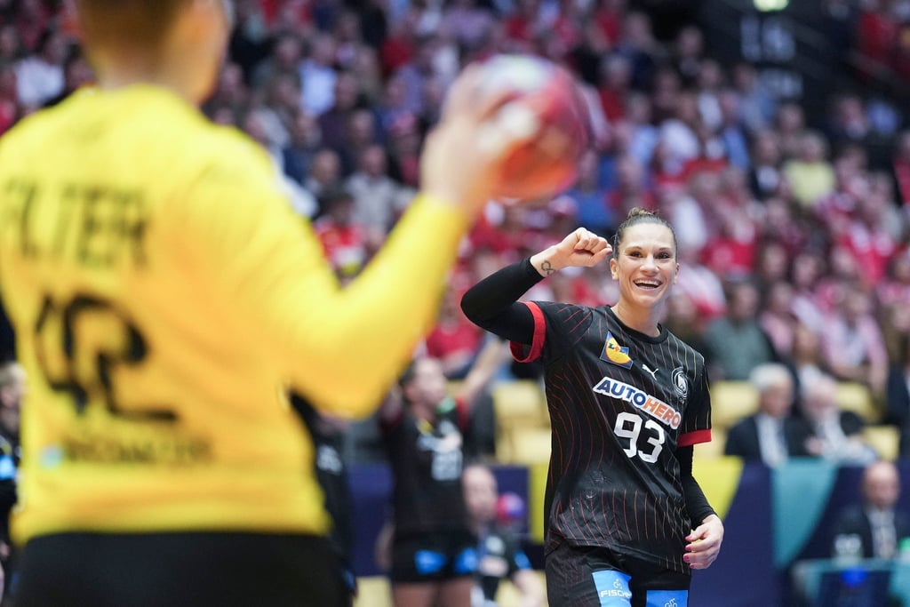 Nach der Niederlage gegen Dänemark wollen Deutschlands Handballerinnen gegen Schweden wieder über einen Sieg lachen.