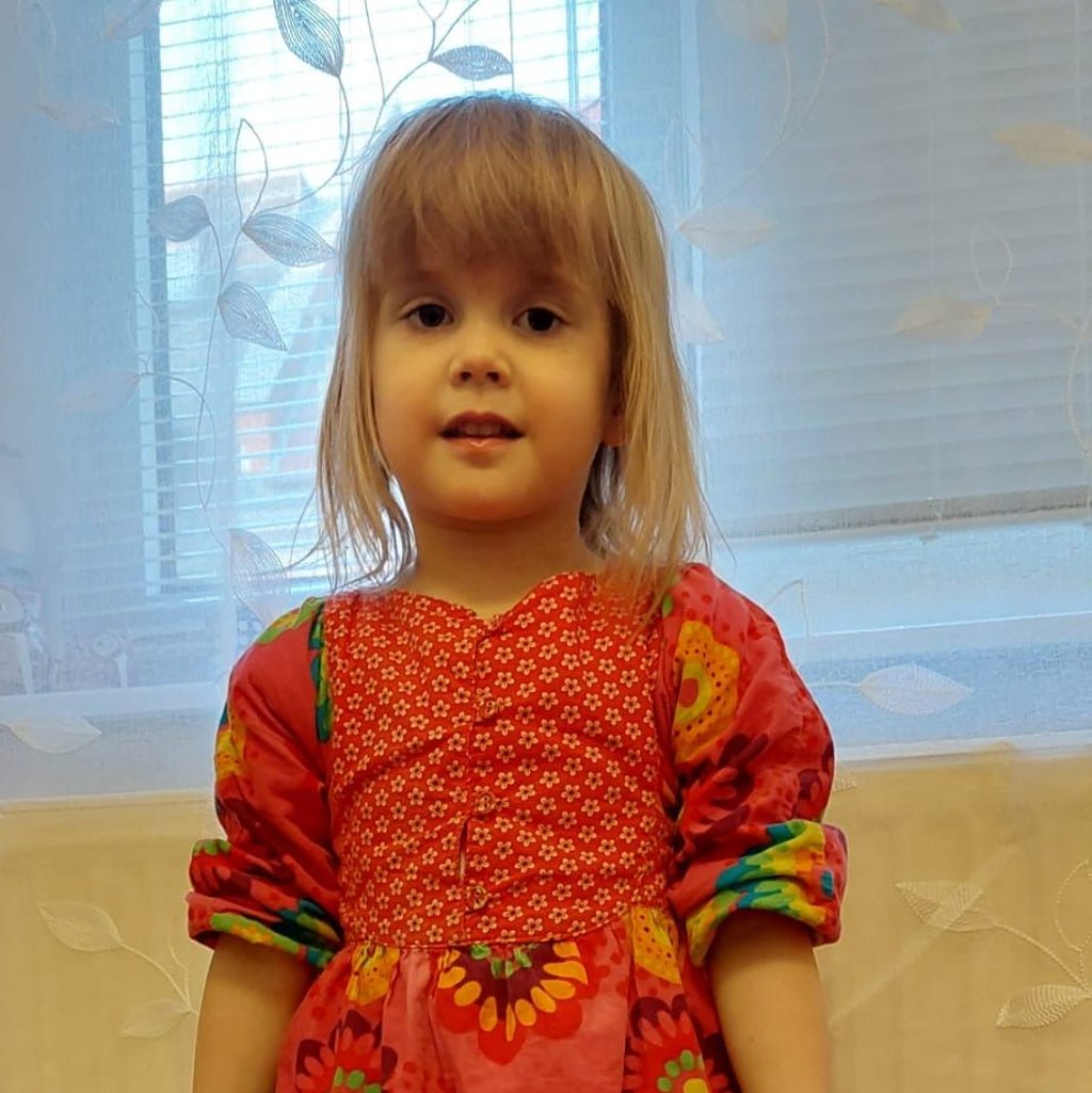 Milana im Alter von vier Jahren.