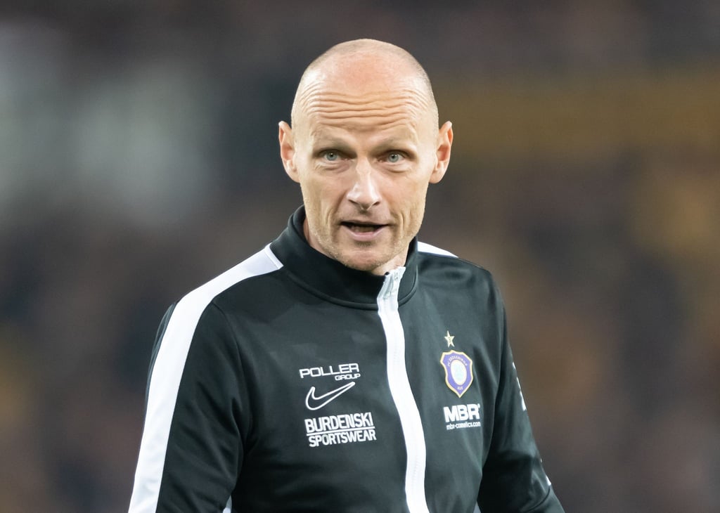 Aues Sportdirektor Matthias Heidrich steht nach dem Spiel auf dem Feld.