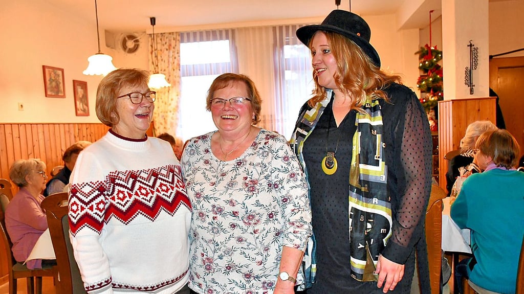 Bärbel Wartberg von der Volkssolidarität, Wirtin Annerose Peschel und Ortsbürgermeisterin Marie Ohrdorf (von links) aus Uthmöden sind jüngst bei einer Weihnachtsfeier für die Rentner im Ort im Gasthaus „Zur grünen Aue“ zusammengekommen.