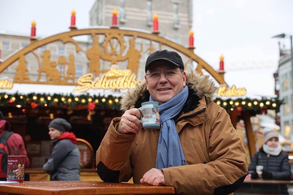 Hartmut Reszel steht in der Adventszeit fast täglich auf der Bühne – als Weihnachtsmann in der Steintor-Revue. Für den Weihnachtsmarkt bleibt daher kaum Zeit. Privat wird bei Reszels das Fest in Familie gefeiert.