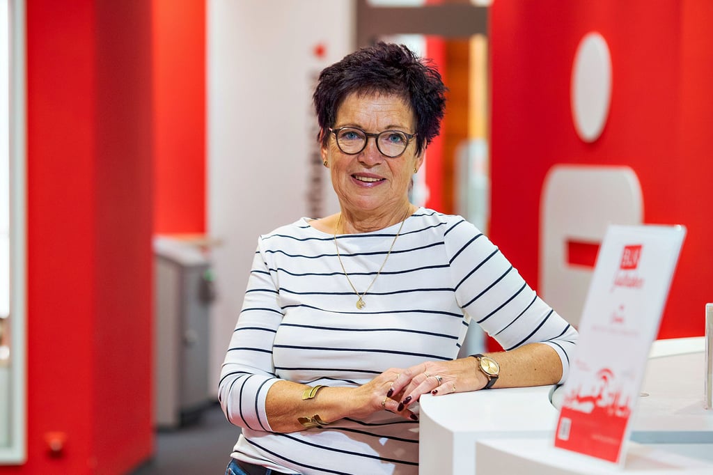 Silvia Bittersohl in der modernisierten Sparkassen-Hauptgeschäftststelle am Naumburger Topfmarkt. Hier begann sie 1976 ihre Lehre, ging nach 44 Jahren in den Vorruhestand und schätzte vor allem den persönlichen Kontakt.