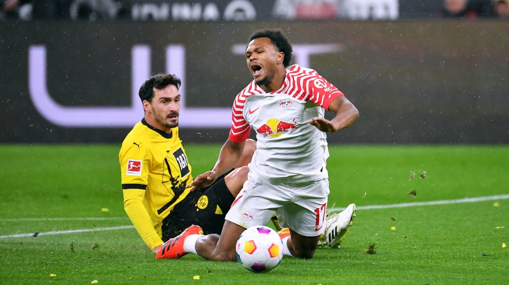 Mats Hummels bringt Lois Openda zu Fall.