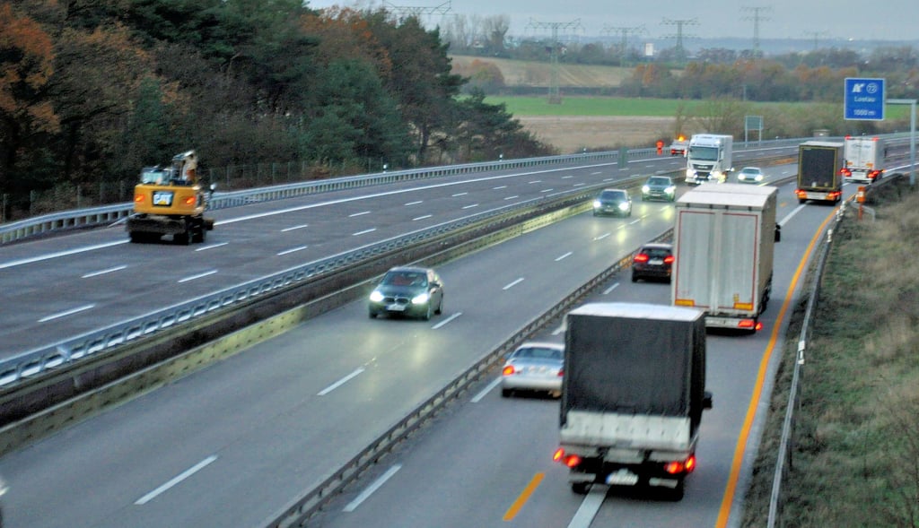 Noch teilen sich die Fahrzeuge die Fahrbahn auf der Autobahn 2 in Richtung Hannover. Schon bald soll der Verkehr umverlegt und die frisch sanierte Fahrbahn Richtung Berlin (Hintergrund) wieder genutzt werden können.