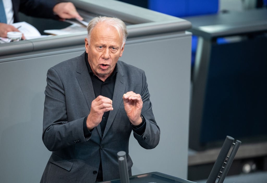 Jürgen Trittin, spricht im Plenarsaal des Bundestags zu den Abgeordneten.