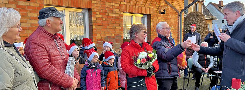 Bürgermeister Jens Meiering dankte den Ehrenamtlern Lothar Schirmer und Arnim Glimm (von rechts) sowie ihren Frauen.