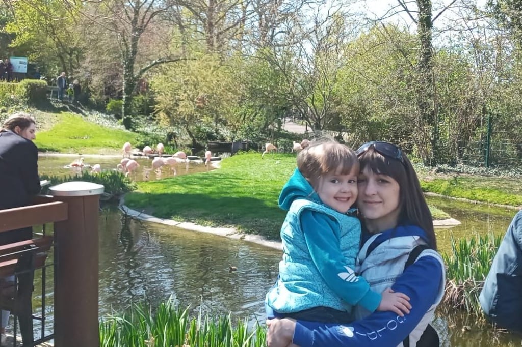 Elena Kravets mit ihrer Tochter Milana bei einem Besuch im Tierpark.